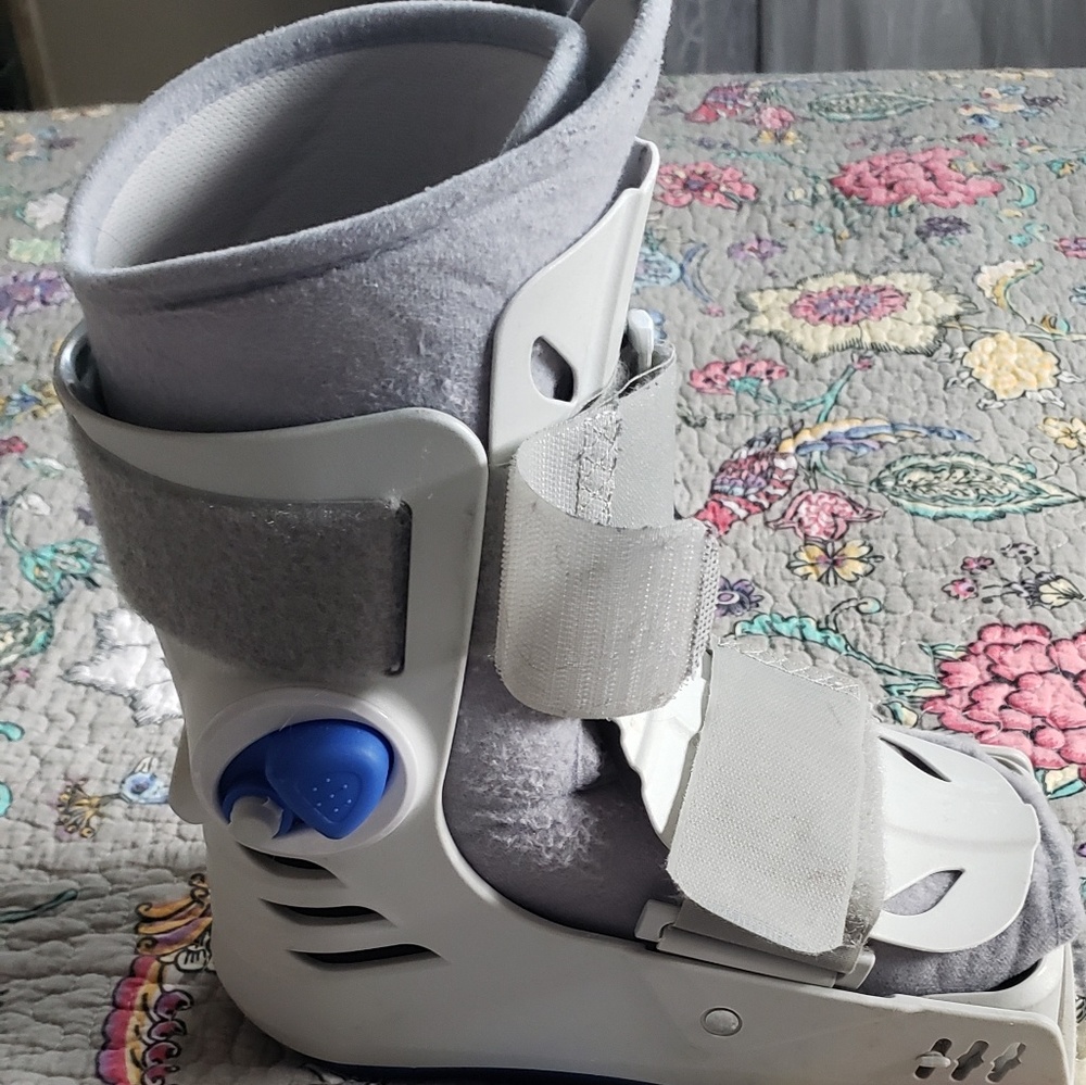 Surgical boot/walking boot